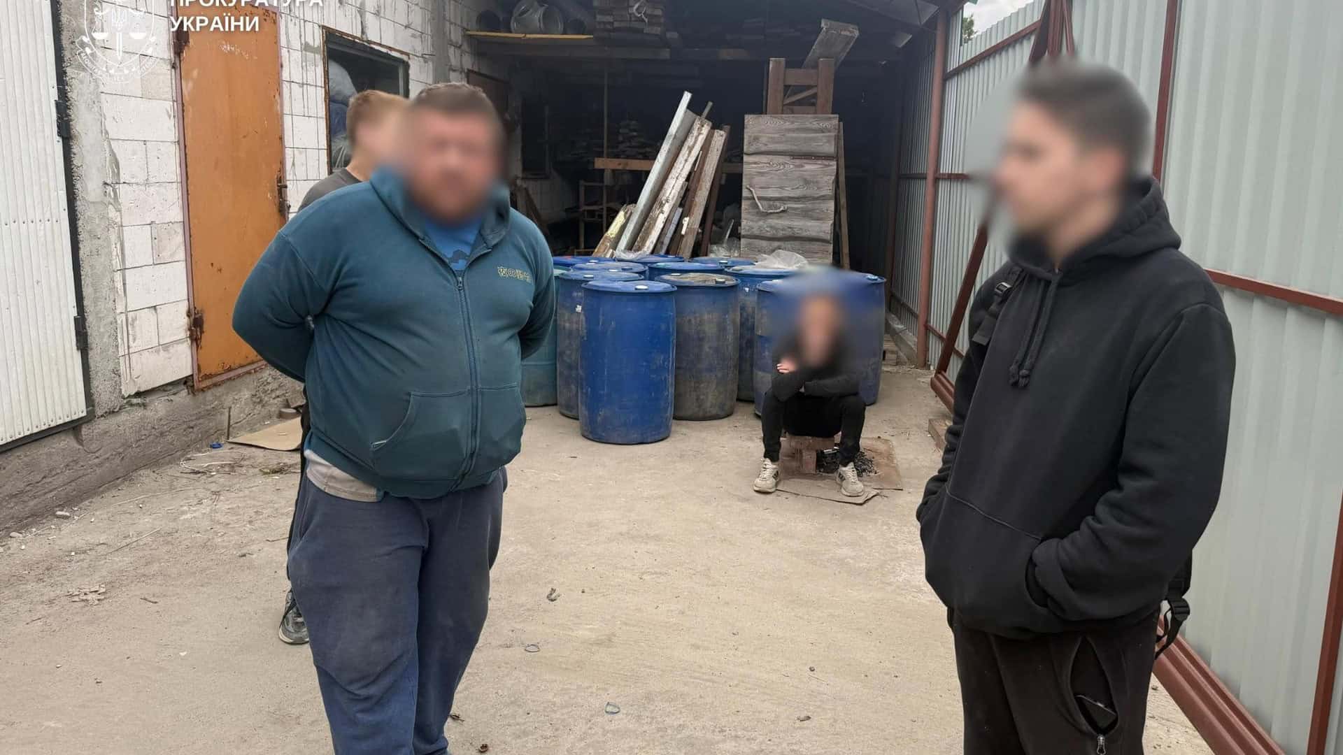 У Києві викрили підпільний цех фальшивого алкоголю: вилучили 45 тис. …