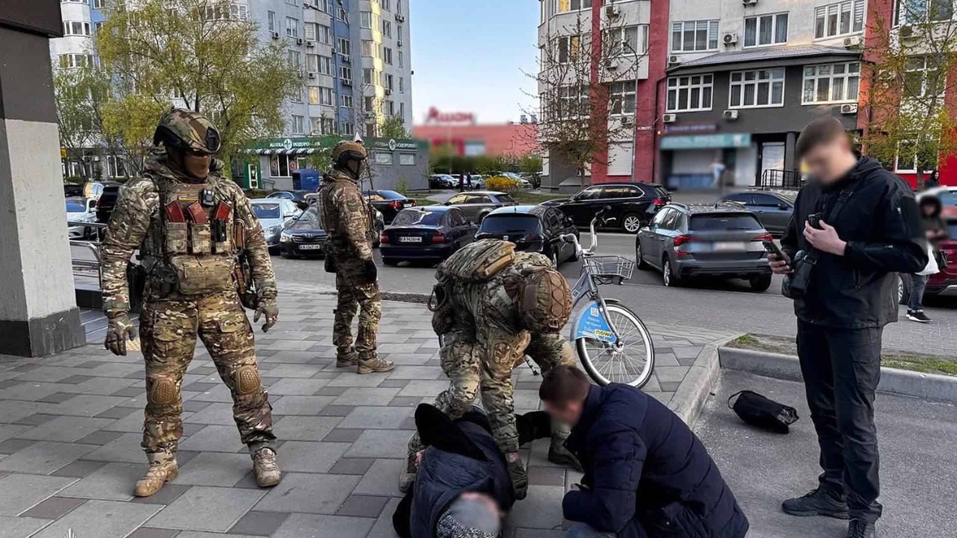 У Києві викрили схему легалізації іноземців: понад 100 осіб