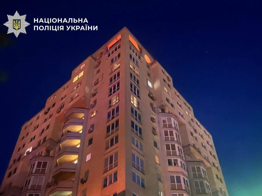 У Києві внаслідок атаки рф уламки дрона впали на дах …