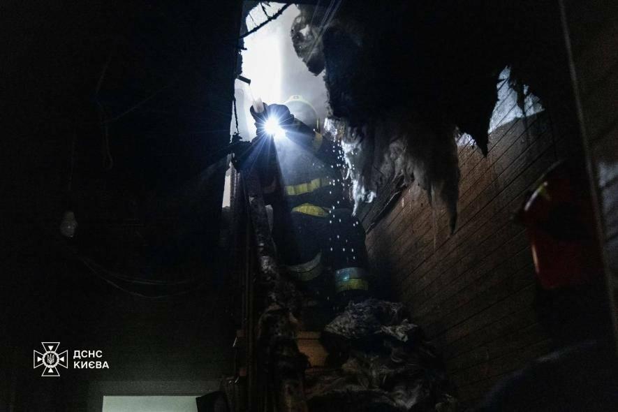 У Києві вогонь із дивану охопив дах будинку: що стало …