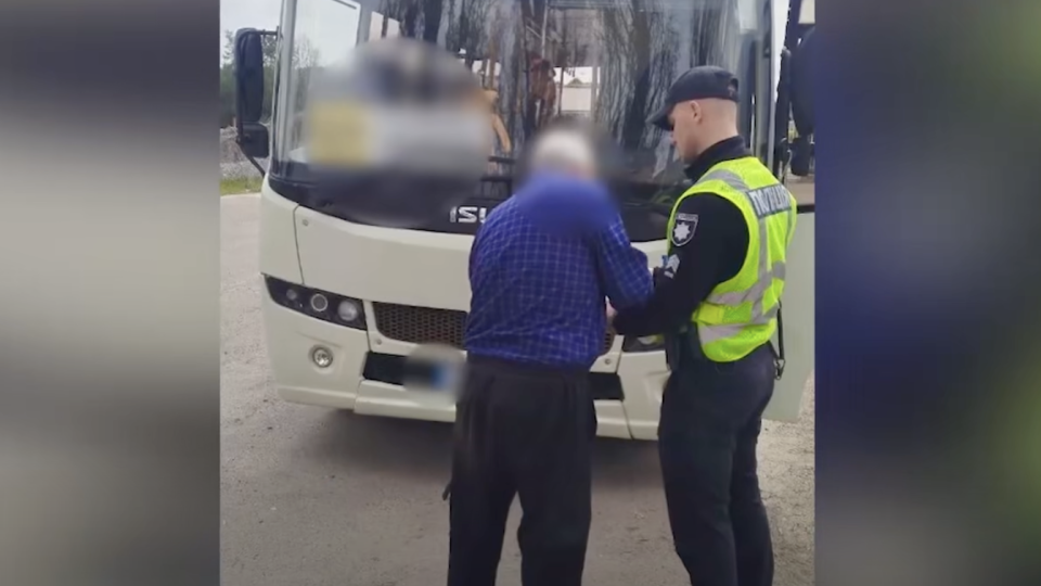 У Києві водій маршрутки вирішив об’їхати транспорт трамвайними коліями: відео