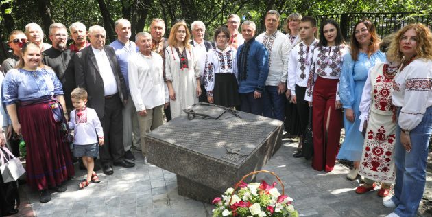 У Києві встановили меморіал дипломатам і журналістам, які розповіли світові …