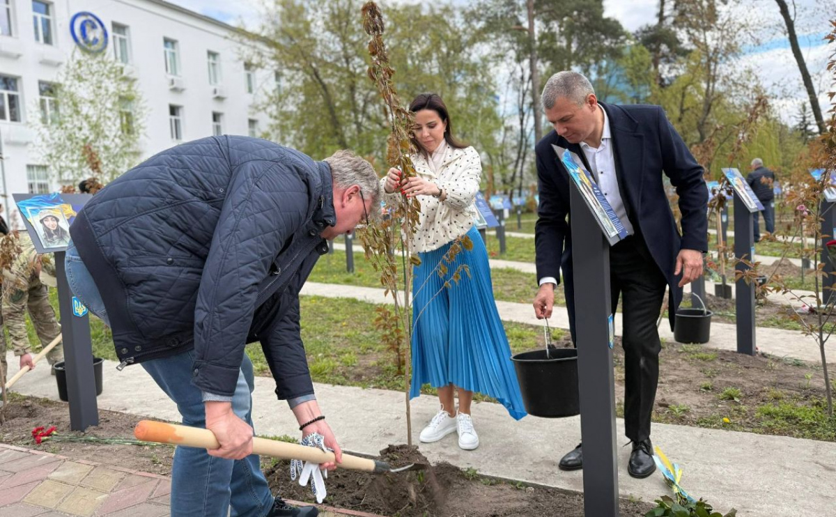 У Києві вшанували пам’ять лікарів, які віддали життя: на Алеї …