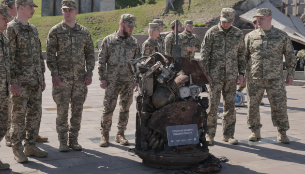 У Києві відкрили інсталяцію з уламків російського озброєння, присвячену героїзму …