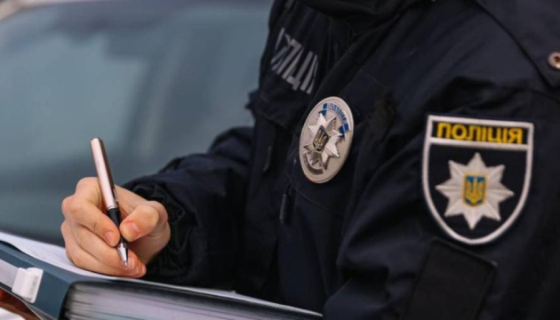 У Києві військовий в СЗЧ лякав людей у супермаркеті іграшковою …