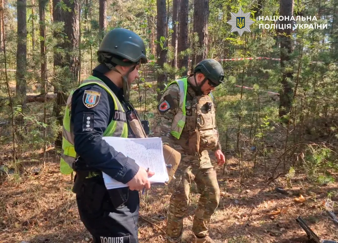 У Києві в лісі виявили бойову частину російського дрона