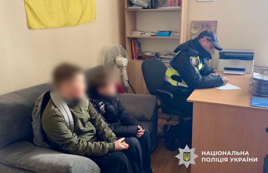 У Києві двоє школярів задля розваги підпалили суху траву біля …