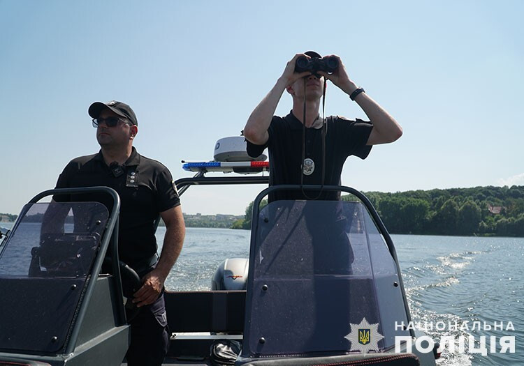 У Києві двоє іноземців стрибнули з пірса у Гідропарку та …