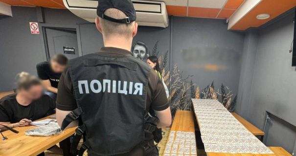 У Києві жінка "продавала" чоловікам виїзд за кордон