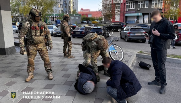 У Києві заблокували схему незаконного оформлення іноземців, зокрема громадян РФ