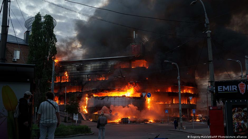 У Києві загинули двоє, 86 поранені, рятувальники досі працюють