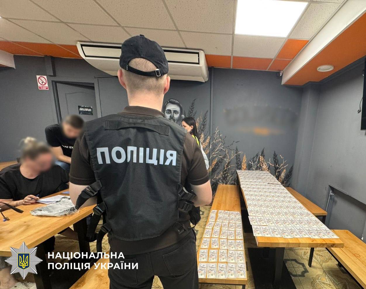 У Києві затримали жінку, яка за 18 тисяч доларів обіцяла …