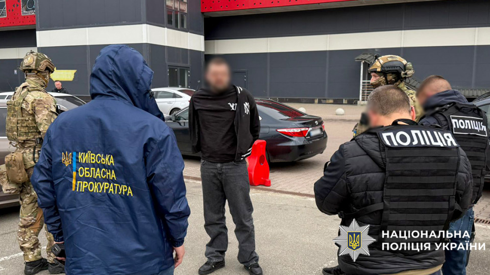 У Києві затримали чоловіка, який продавав «бронь» від служби за …