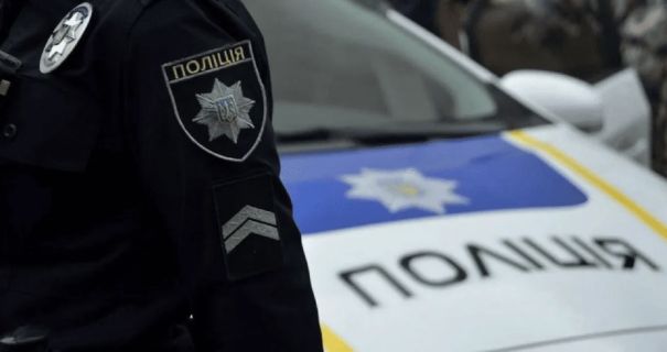 Били дитину та трощили машину: у Києві патрульні затримали групу …