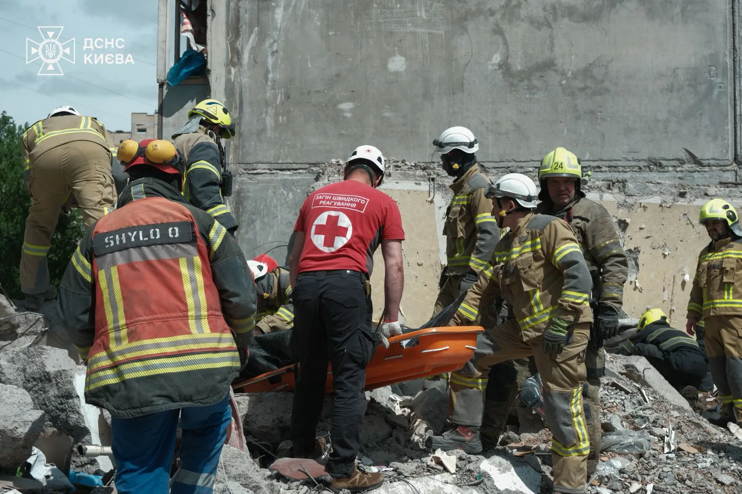 У Києві з-під завалів дістали ще два тіла, кількість загиблих …