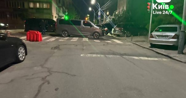 У Києві люди у формі перекрили Банкову - ЗМІ