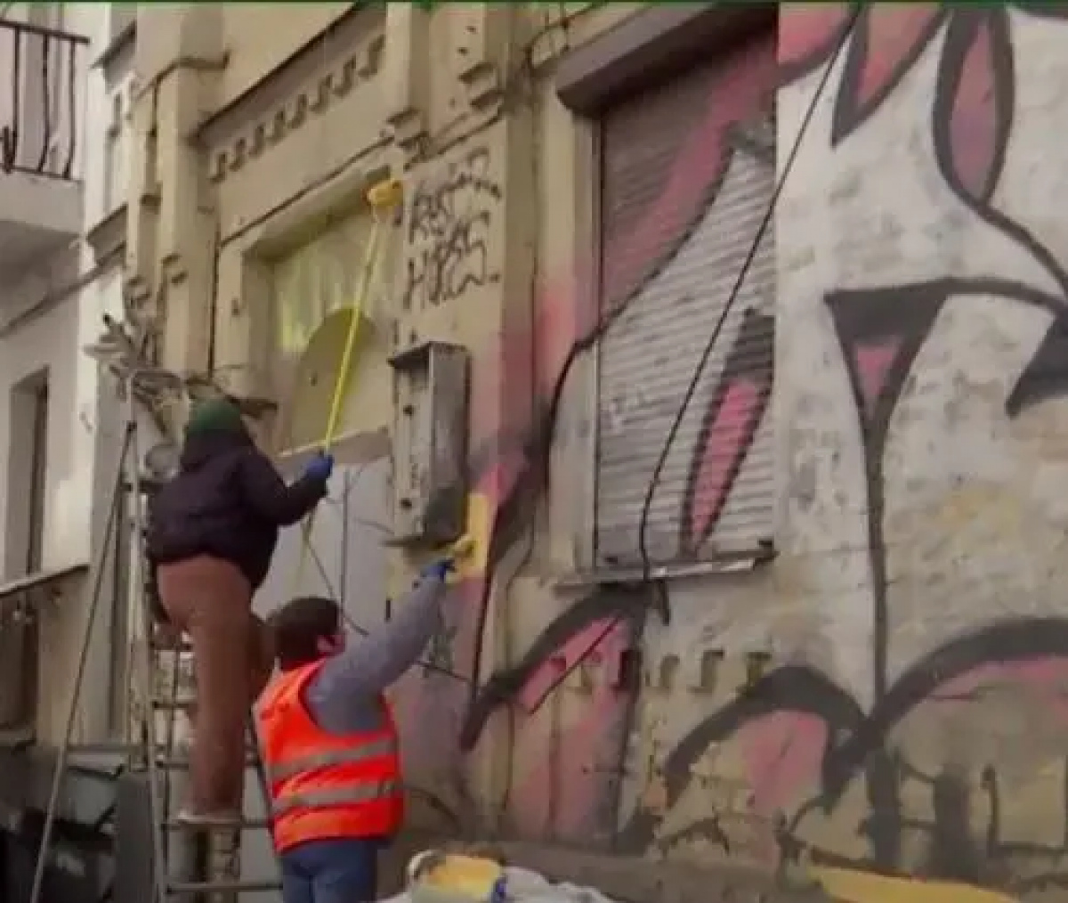У Києві ліквідовують незаконні графіті: очищено 2500 місць