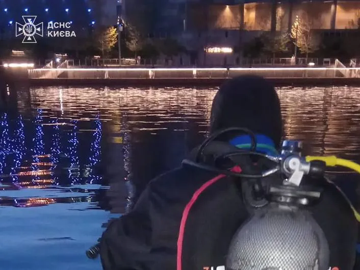 У Києві на Дніпровській набережній водолази дістали тіло потопельника