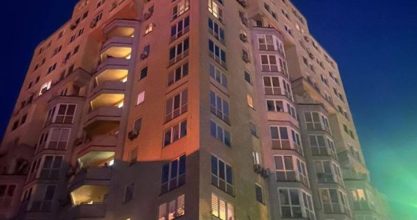 У Києві на Оболоні через падіння уламків БпЛА загорівся дах …
