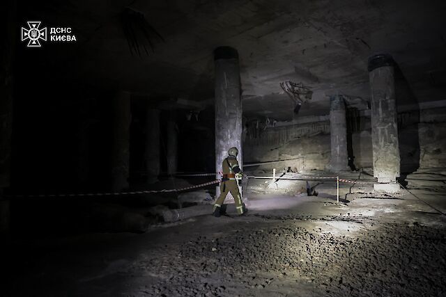 У Києві хлопець впав з 5-метрової висоти у покинутій будівлі …