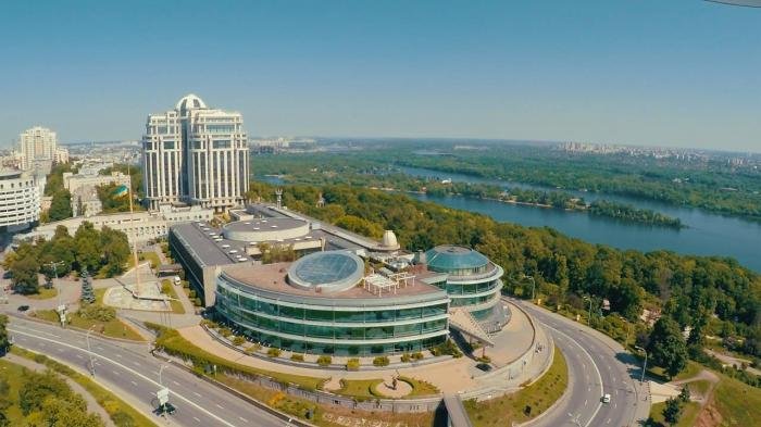 У Києві на великому перехресті тимчасово припинять роботу світлофора