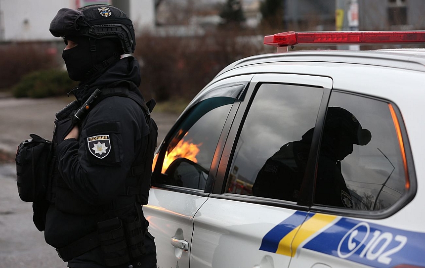 У Києві невідомий стріляв у бік жінки з дитиною: його …