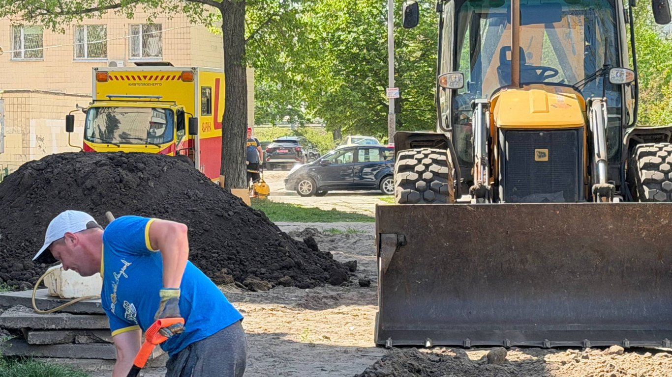 У Києві окріп тече під землю: фоторепортаж з Оболоні