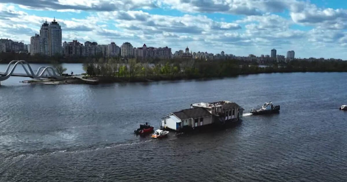 У Києві по Дніпру буксирували величезний «плавучий будинок» — це …