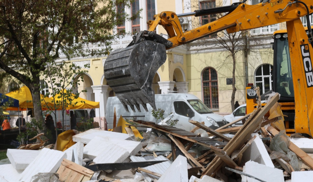 У Києві прибрали понад 60 самовільних тимчасових споруд: кіоски, альтанки …