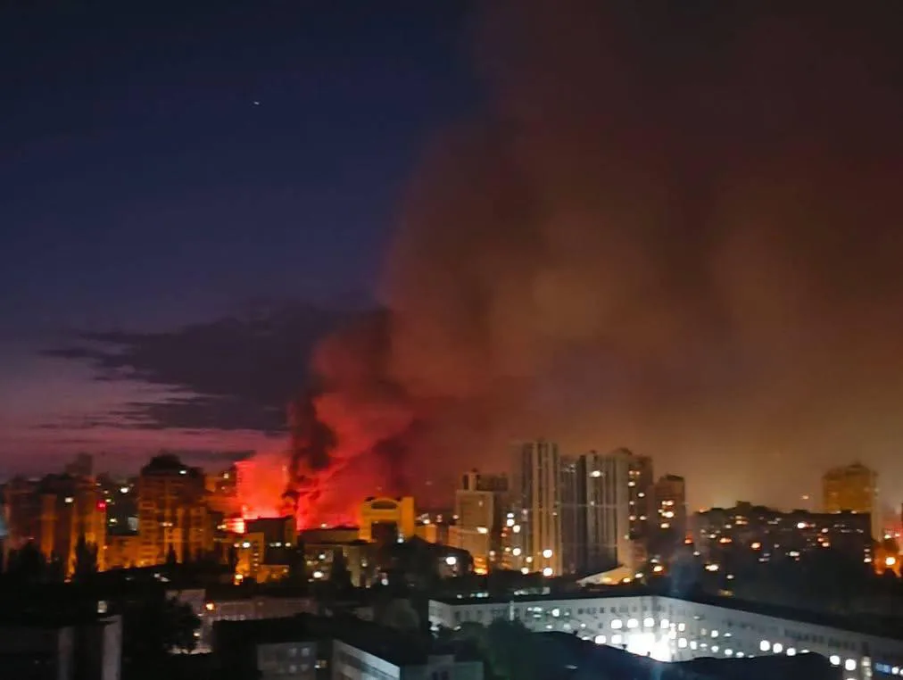 У Києві продовжується масована ракетна атака, зафіксовано численні влучання
