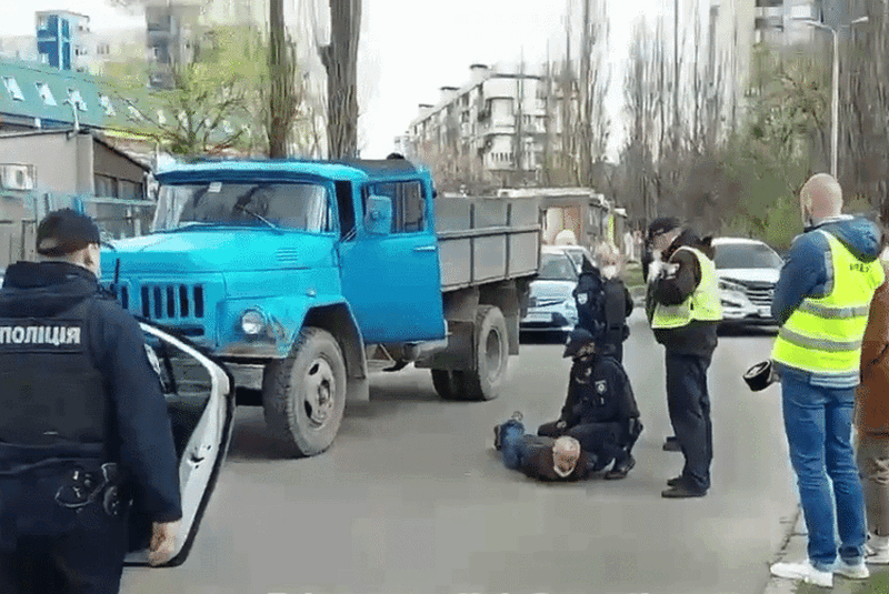 У Києві п’яний чоловік викрав ЗІЛ й сказав, що винен …