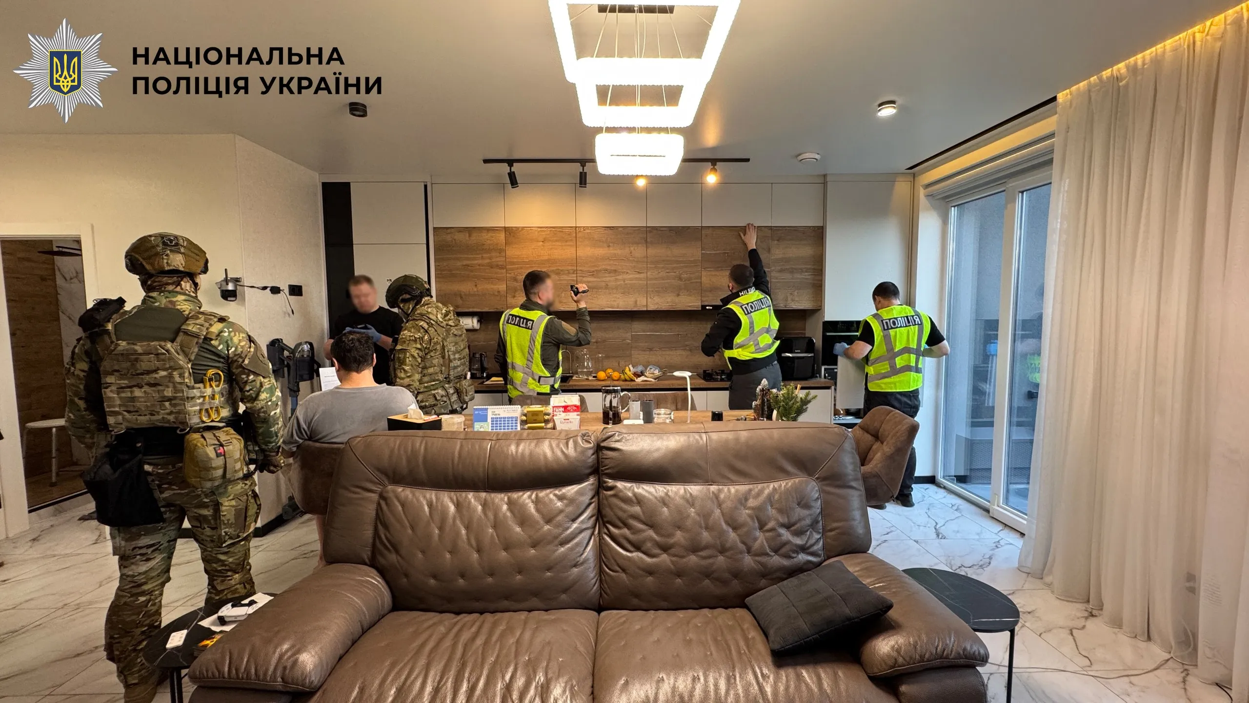 У Києві під виглядом волонтерів благодійного фонду легалізовували іноземців