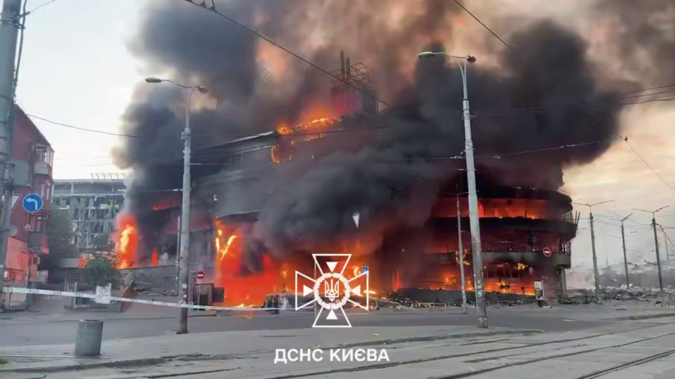 У Києві після атаки РФ повністю згоріли ТРЦ «Квадрат» та …