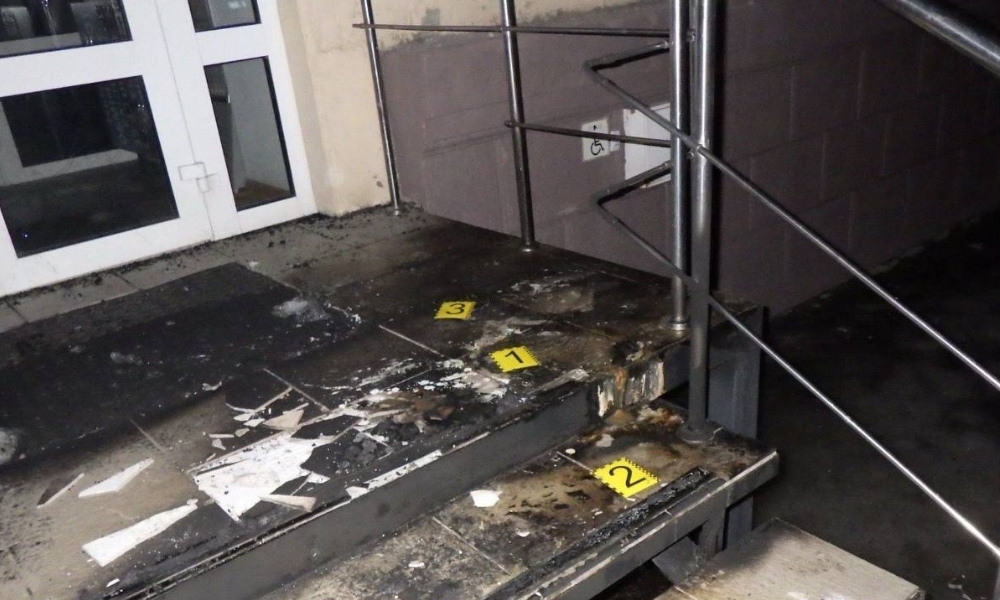 У Києві розглядатимуть справу хлопця, що підпалив банківське відділення за …