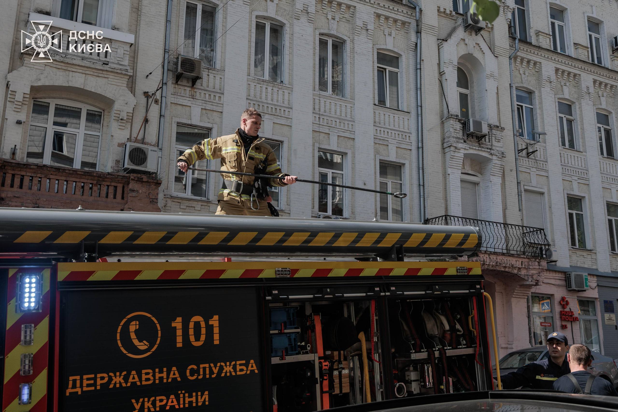 У центрі Києва загорілася багатоповерхівка: фото з місця події
