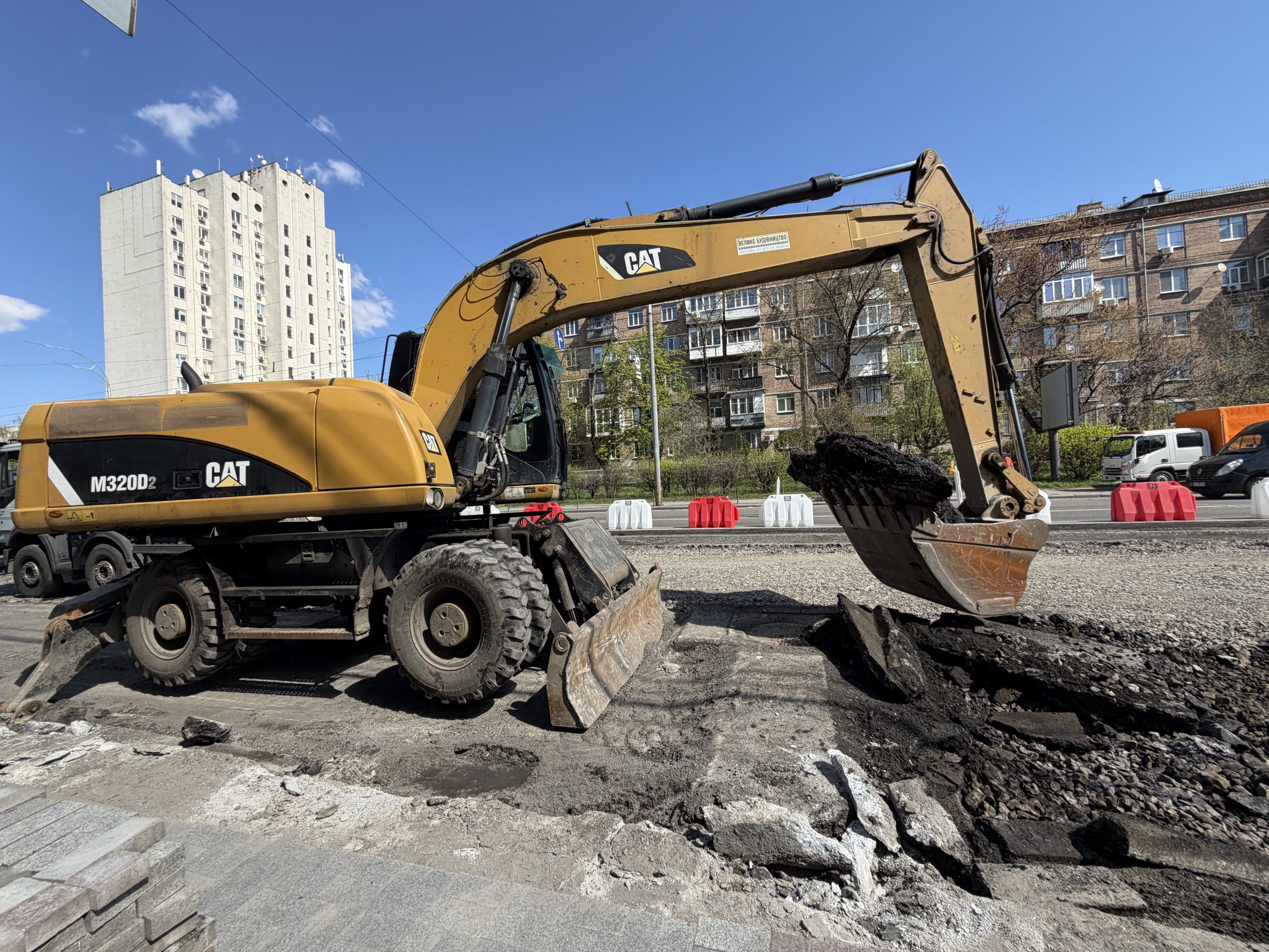 У Києві стартував масштабний ремонт проспекту Валерія Лобановського з дотриманням …