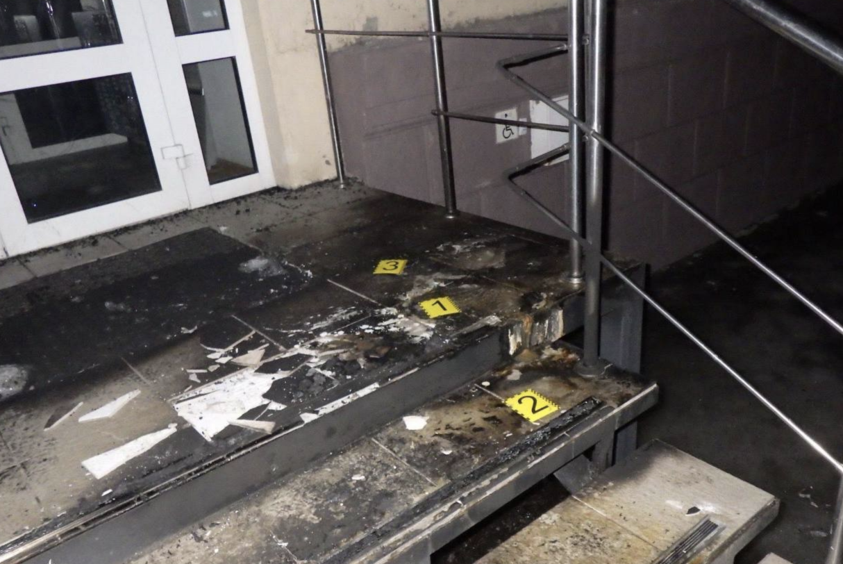 У Києві судитимуть молодика, який на замовлення псевдоправоохоронців підпалив вхід …
