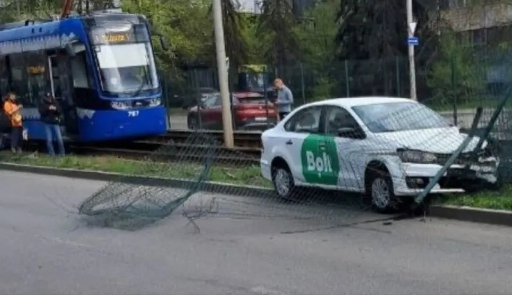 У Києві таксі вилетіло на колії: зупинено рух швидкісного трамвая