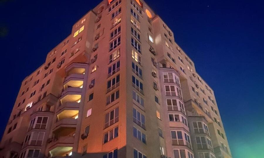 У Києві уламки дрона впали на дах 16-поверхівки