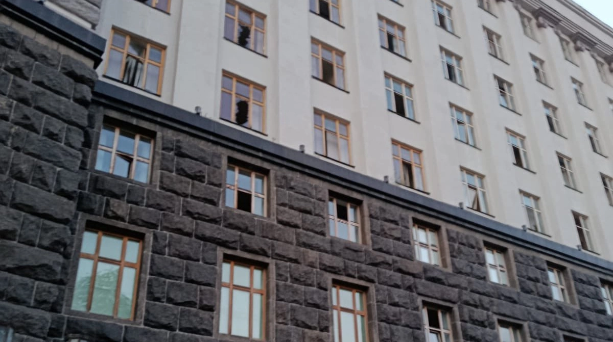 У Києві через нічний обстріл постраждала будівля Кабміну