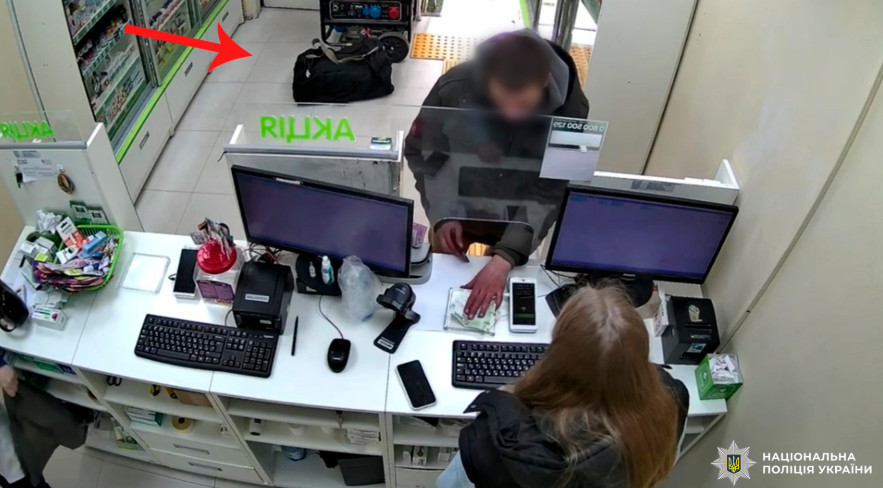 У Києві чоловіку не продали ліки і він залишив в …