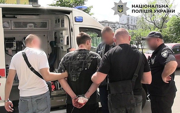 У Києві чоловік зірвався з 11 поверху: тікав від росіянина