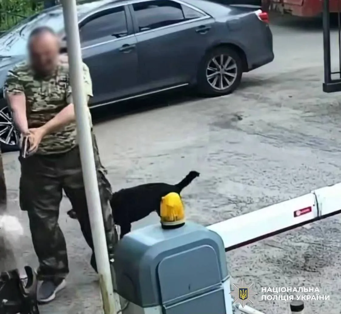 У Києві чоловік зі зброєю напав на літнього охоронця через …