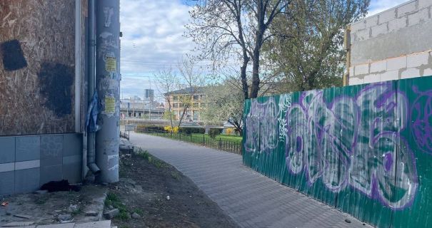 У Києві чоловік розпилив газовий балончик і пограбував перехожого