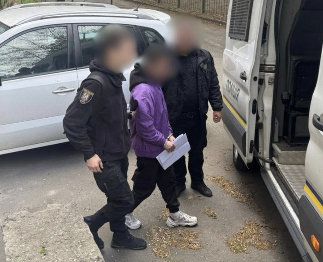 У Києві чоловік розповсюджував через соцмережі порнографічні відео за участю …