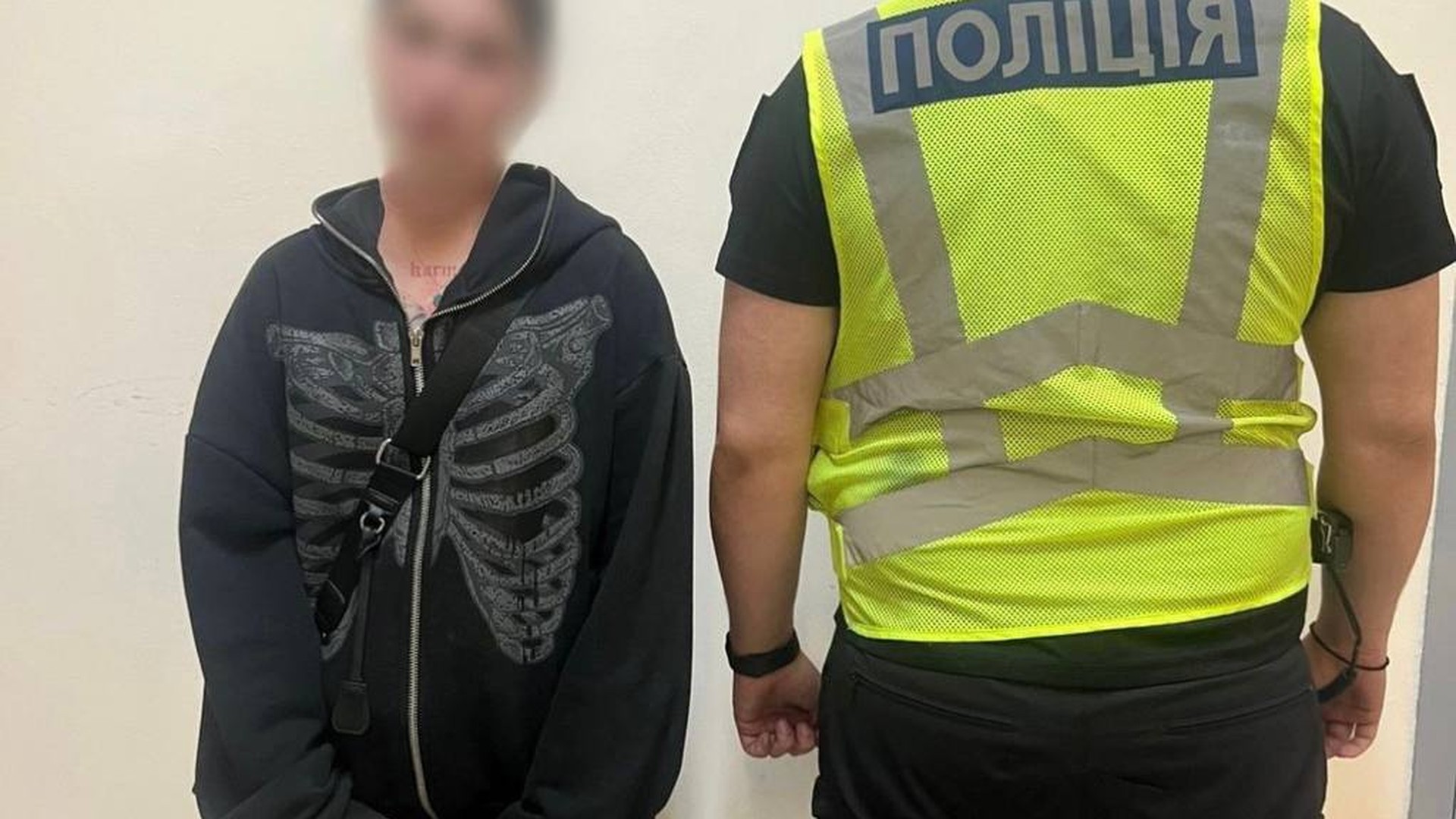 У Києві 18-річна дівчина вдарила військового пляшкою по голові