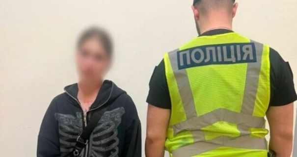 У Києві 18-річна дівчина вдарила військового пляшкою по голові через …