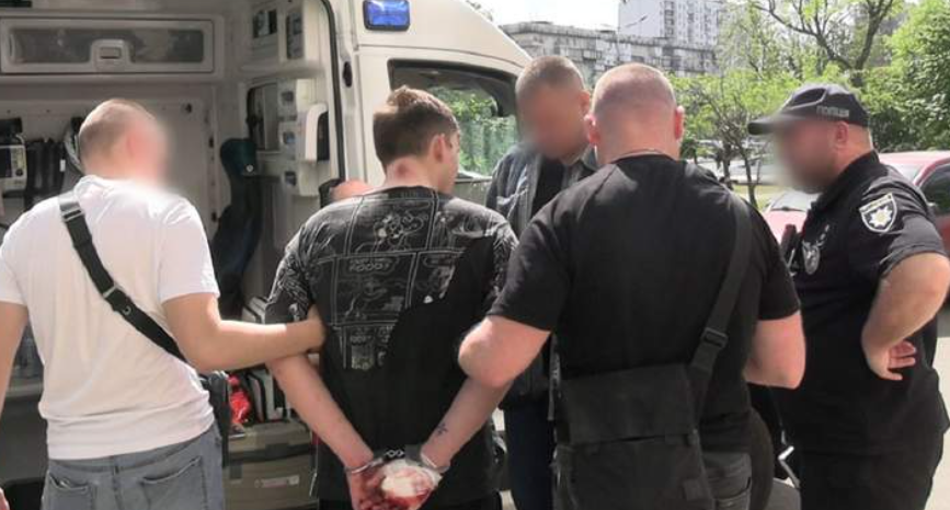 У Києві 22-річний хлопець випав з 11 поверху, тікаючи від …