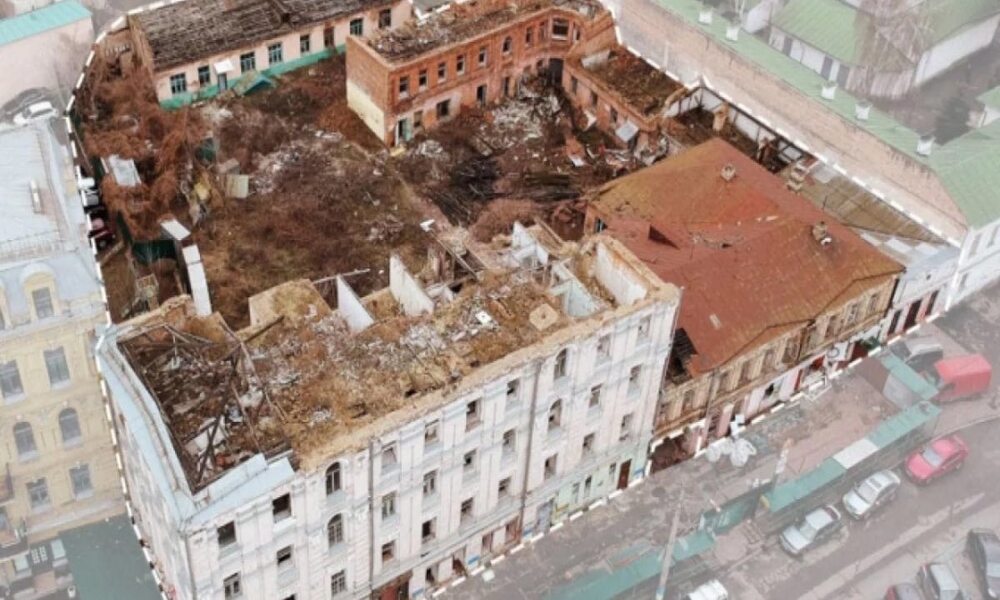 У Київському суді забудовник заперечив обвинувачення у навмисному доведенні історичних …