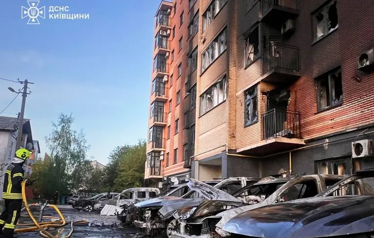 Пошкоджені будинки та семеро поранених у Київській області: ДСНС опублікувала …